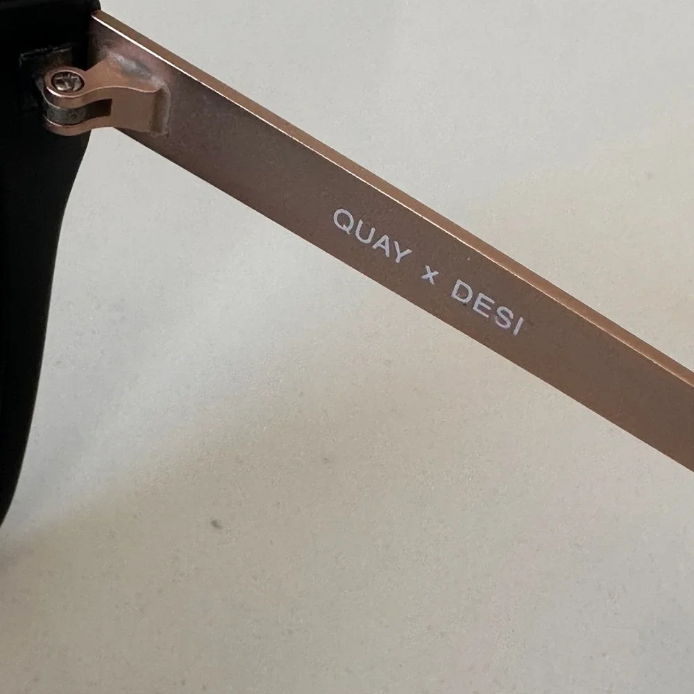 Quay Sunglasses Womens OS Black Excellent OTL II Desi Perkins Rose Gold Flat Top